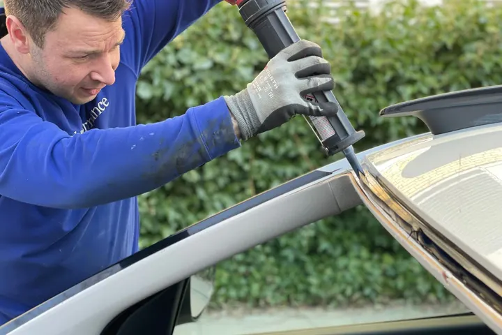 Impact pare-brise : réparer ou remplacer le vitrage